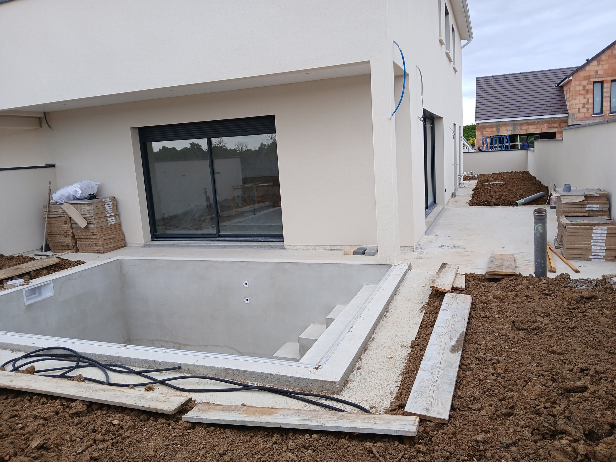 Terrassement et fondations en béton d'une piscine