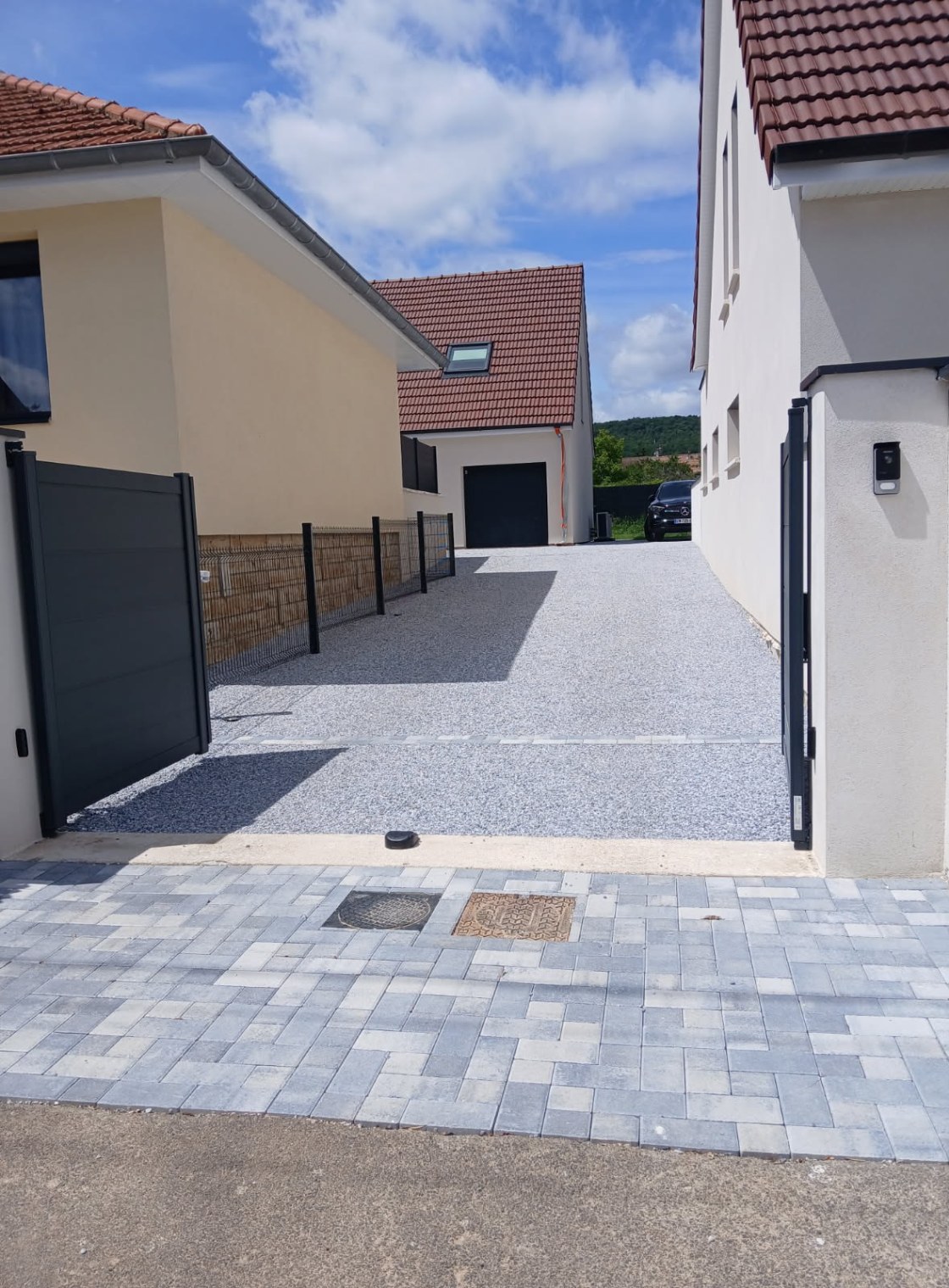 Drainage, pavage, dallage et portail dans une cour